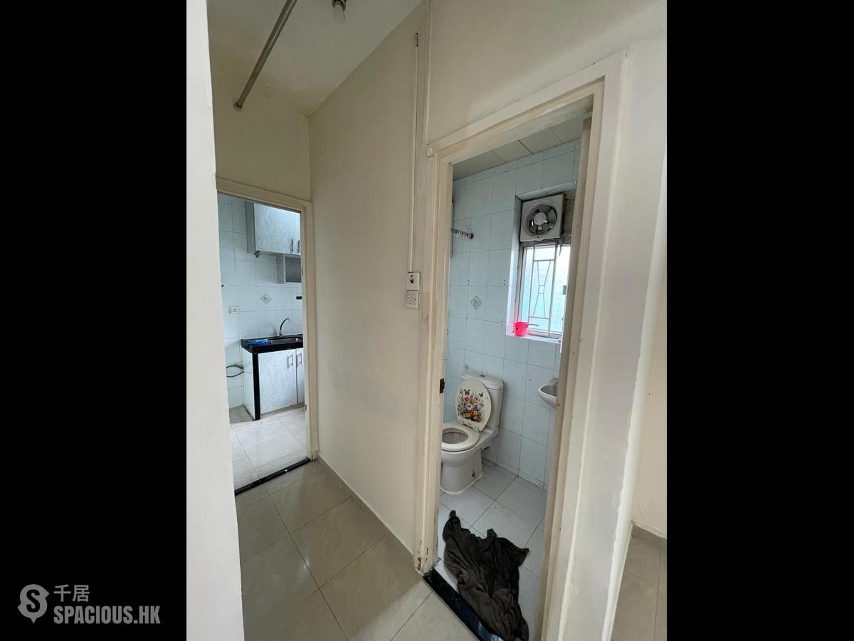 Sai Ying Pun - Lee Wah Mansion 01