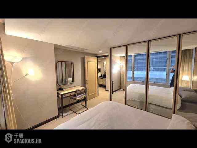 Wan Chai - Convention Plaza Apartments 06