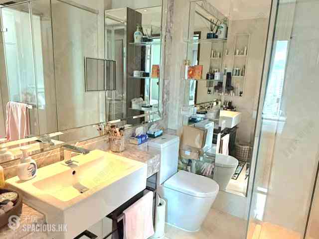 Wan Chai - The Avenue Phase 2 04