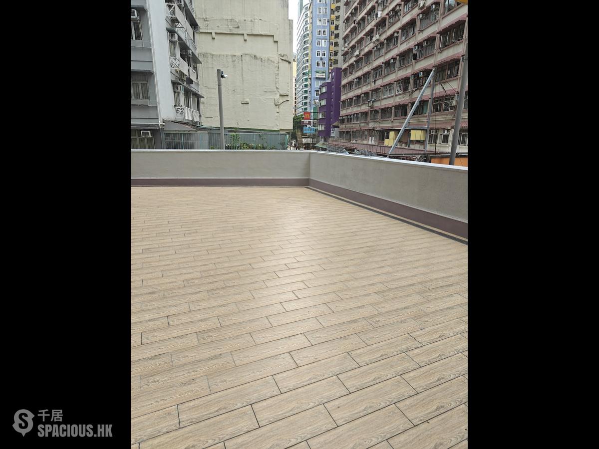 Wan Chai - Man On House 01