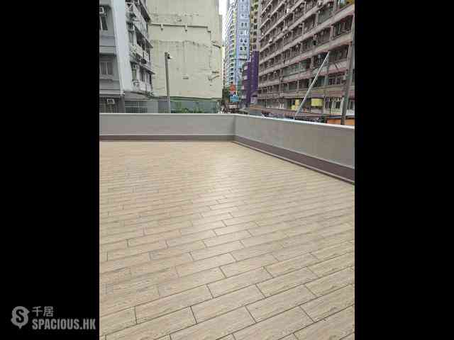 Wan Chai - Man On House 01