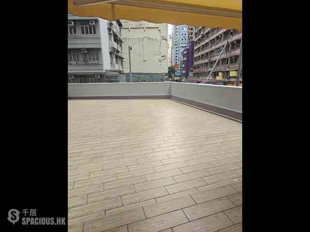 Wan Chai - Man On House 02