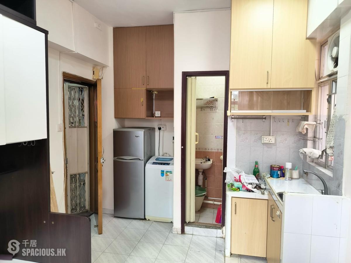 Shau Kei Wan - Fu King Building 01