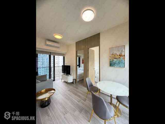 Sai Ying Pun - The Queens 01