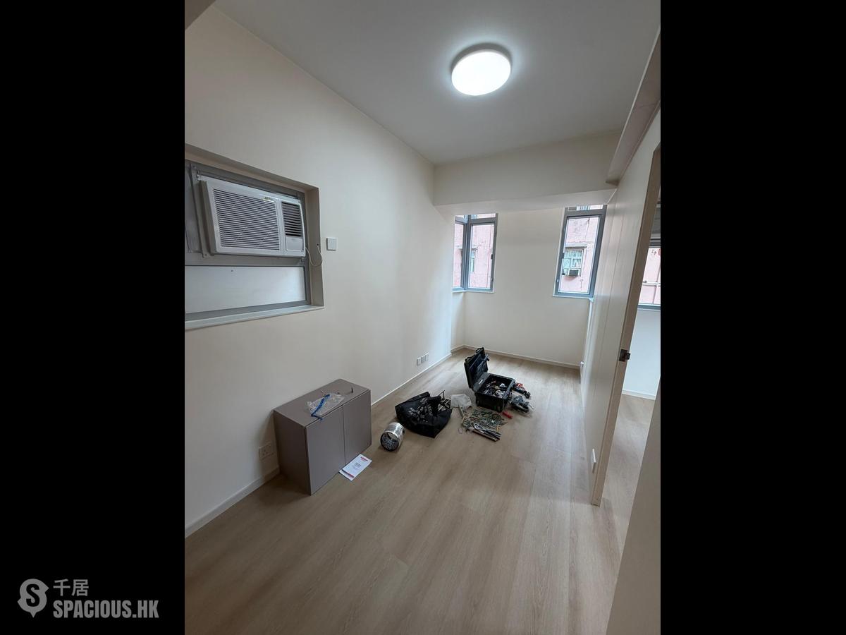 Shau Kei Wan - Hung Lee Building 01