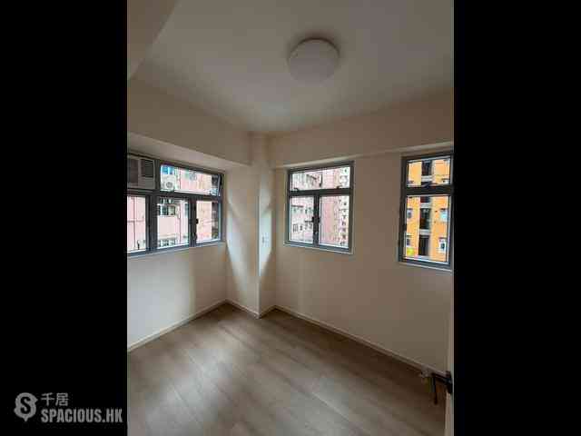 Shau Kei Wan - Hung Lee Building 06