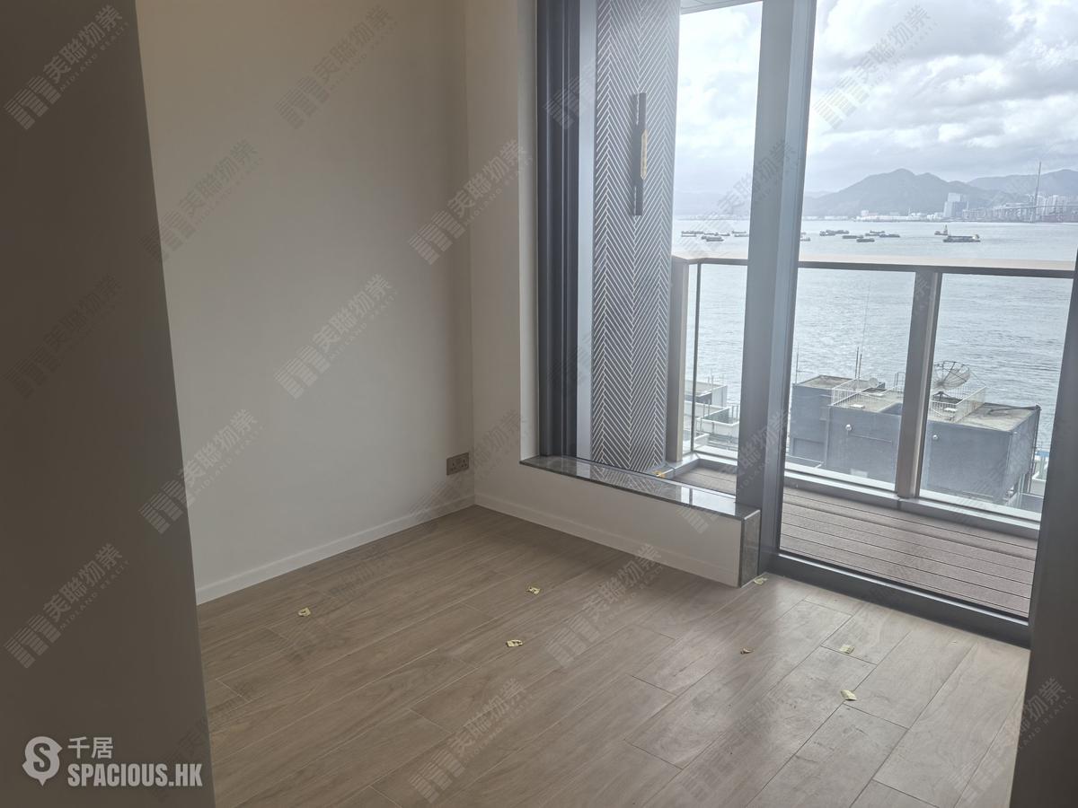 Sai Ying Pun - Des Voeux W Residence 01