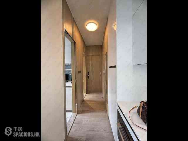 Sai Ying Pun - The Queens 19