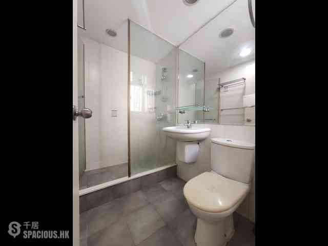 Kennedy Town - Luen Hong Apartments 05
