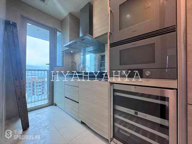 Wan Chai - The Avenue 10