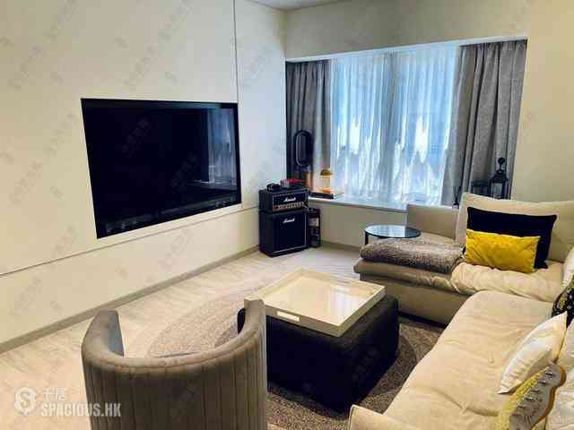Mid Levels Central - Elegant Terrace 01