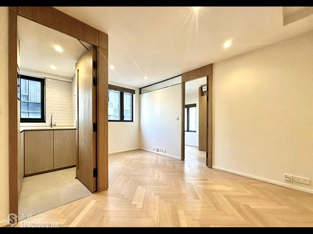 Wan Chai - The Luna 01