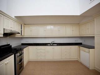 The Peak - Strawberry Hill 03