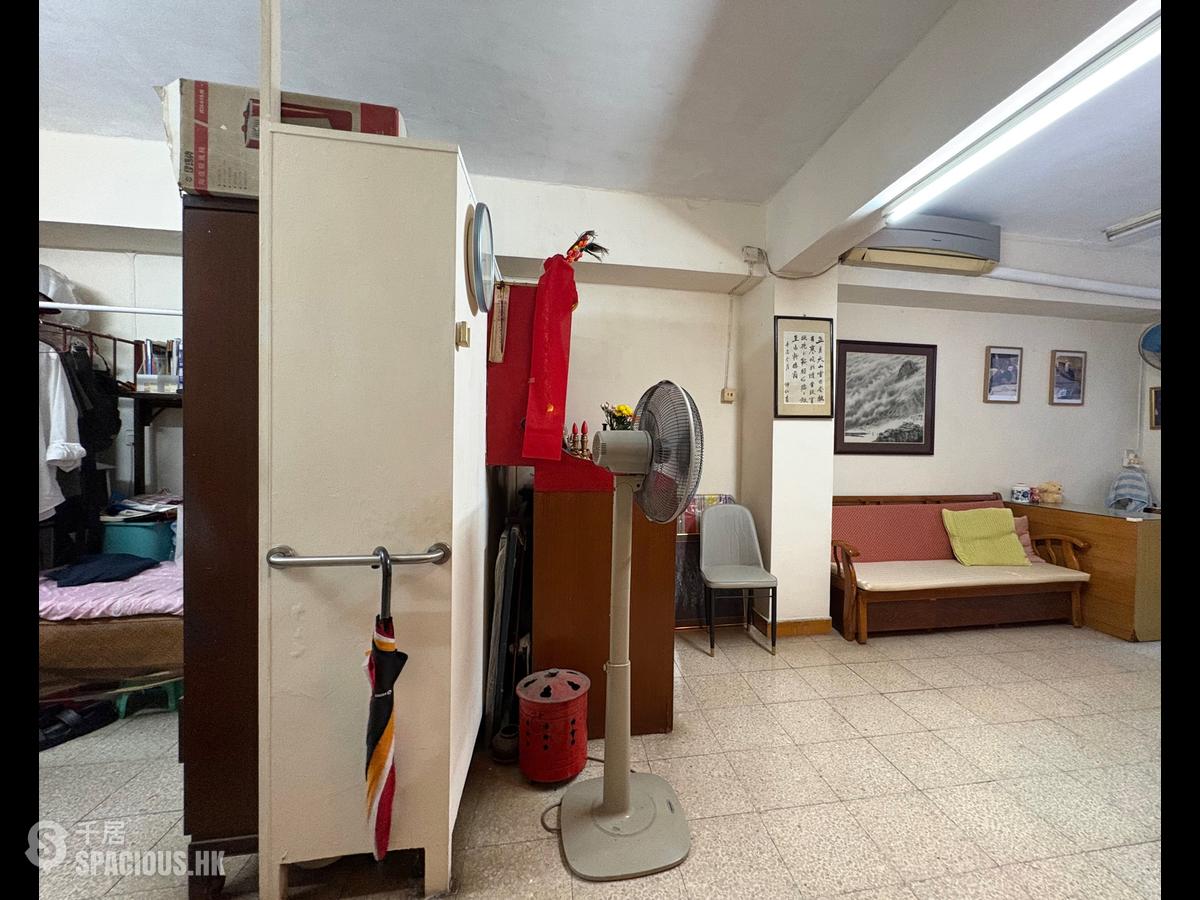 Sai Ying Pun - 220, Queen's Road West 01