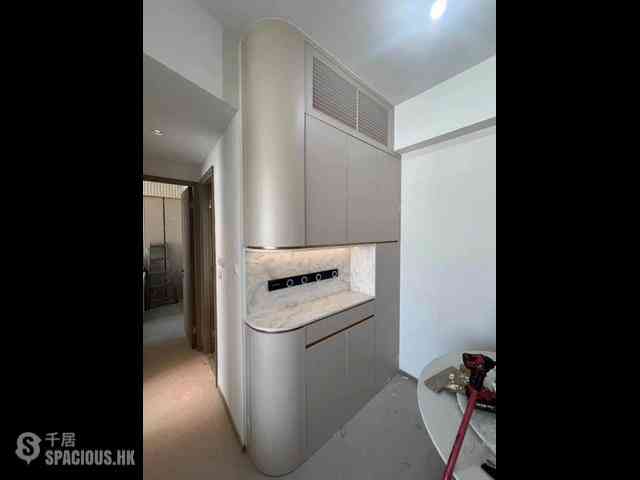 Gold Coast / So Kwun Wat - Grand Jeté 02