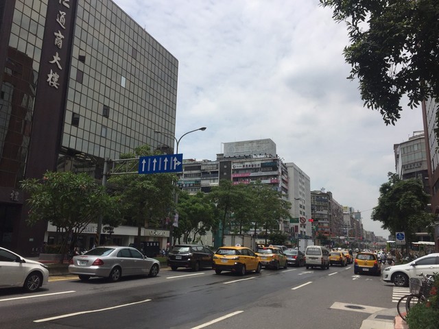 Daan - Section 4, Zhongxiao E Rd, Da’an District, Taipei City, Taiwan 106 3樓 01
