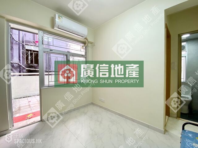 Mong Kok - Man On House 01