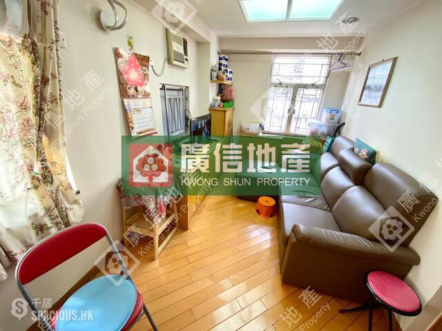 Yau Ma Tei - Cheong Mow Building 01