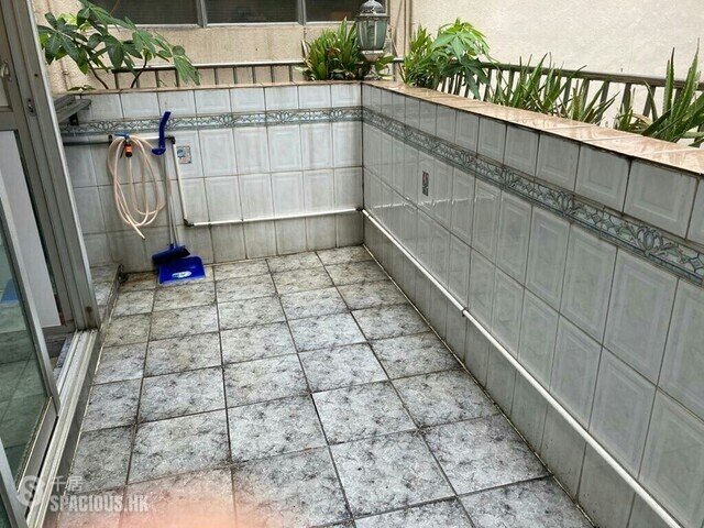 Central - 47, Gough Street 01