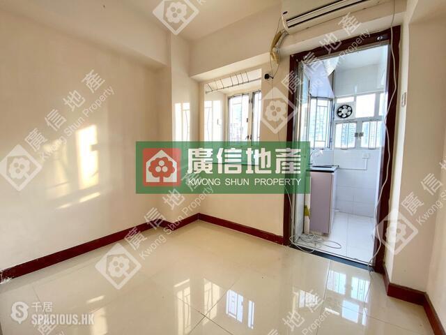 Sham Shui Po - Yue Hing Building 01