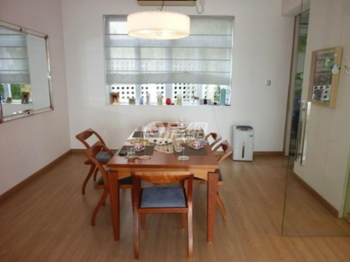 Chung Hom Kok - Pearl Villa 01