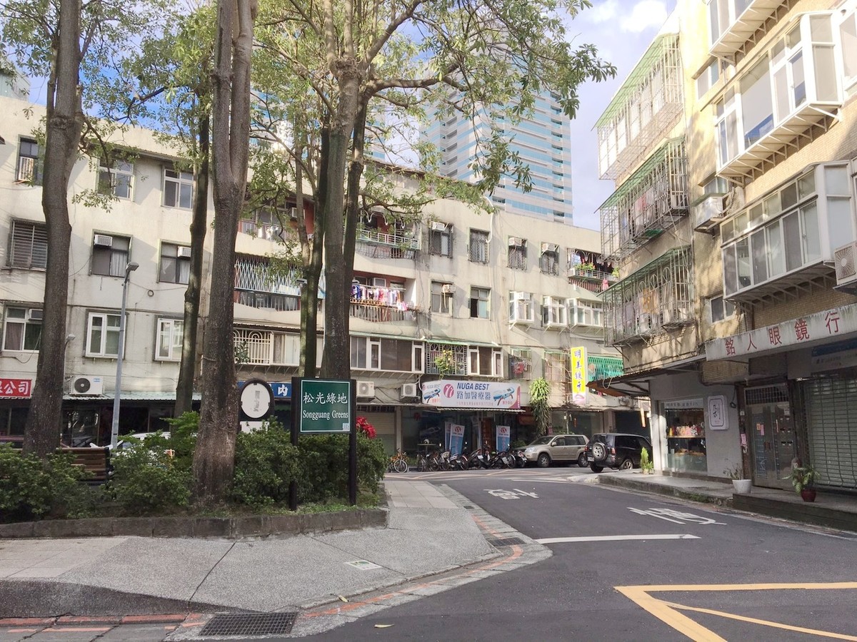 Xinyi - Lane 492, Section 5, Zhongxiao East Road, Xinyi, Taipei 01
