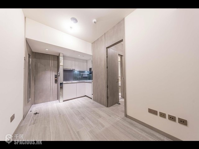 Sai Ying Pun - The Queens 01