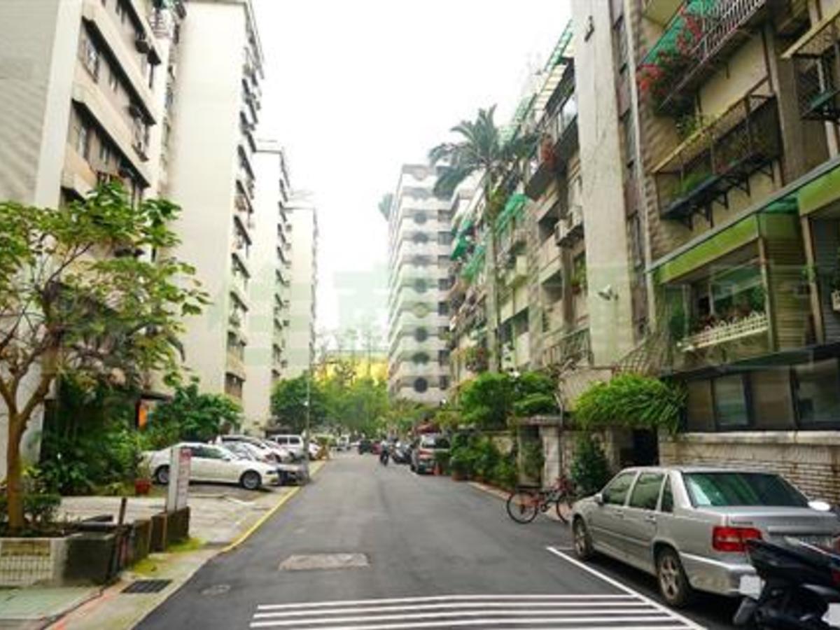 Xinyi - XX Lane 32, Yixian Road, Xinyi, Taipei 01
