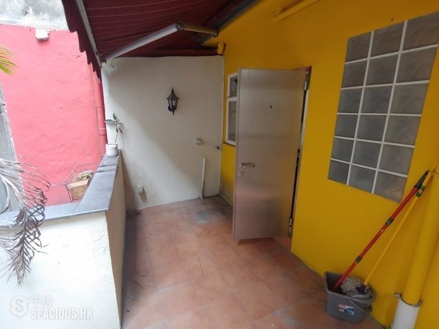 Central - 17-19, Li Yuen Street West 01