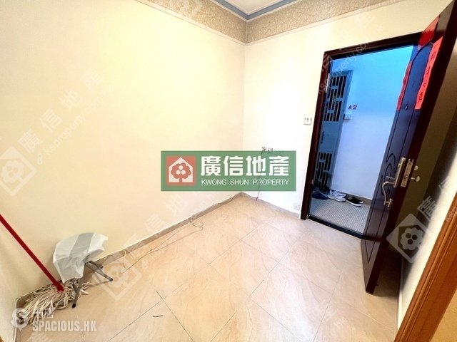 Mong Kok - Shun King Building 01